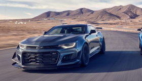 2020年福特野马Shelby GT500与650马力的雪佛兰Camaro ZL1 1LE对抗