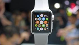 当将AppleWatch放在充电器上并且位于iPhone的范围