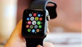 在电话底座旁边有一个小位置可以放置您的AppleWatch