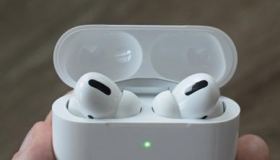 AirPods有点像有人剪断电线的旧有线EarPods